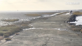 伸港潮間帶遊憩風險大　漲潮恐踩空跌海溝.浪捲奪命