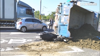 未注意路況？砂石車追撞3車　翻覆壓機車騎士逃死劫