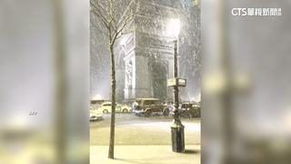 濃濃耶誕氛圍！巴黎飄鵝毛大雪　民眾戲雪享樂