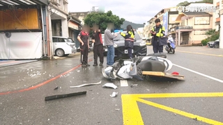 騎士慘摔滑行與車擦撞　居民憂水患後細沙導致地滑