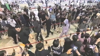 TWICE唱完一早搭機離台　粉絲天未亮守機場