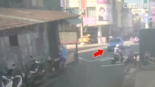 高雄苓雅驚悚車禍！　7旬翁路口「保齡球式」撞機車5傷