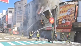 台中逢甲商圈店面大火！　消防灌救險遭燒毀外牆砸中