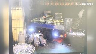貨車闖紅燈撞轎車害5傷　民宅.攤商慘遭波及