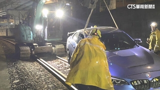毒犯拒檢開車闖平交道爆胎　台鐵列車延誤