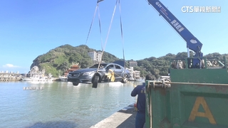 疑不熟路況+視線昏暗！　女駕駛開車墜漁港送醫不治