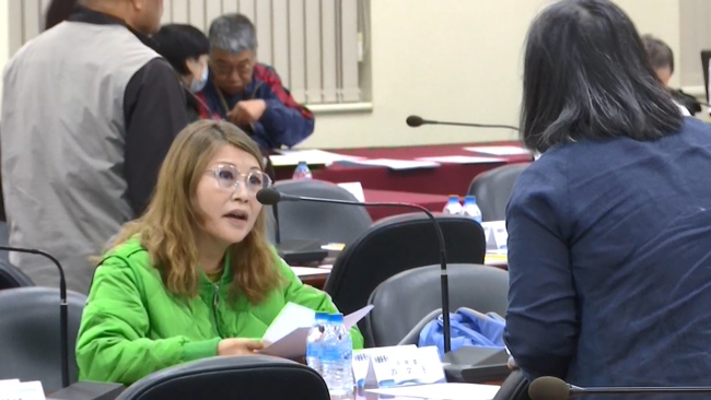 何鷹鷺穿「亮綠色外套」出席中常會！　鄭麗文問「怎麼穿這麼綠？」　何鷹鷺：變綠了 | 華視新聞