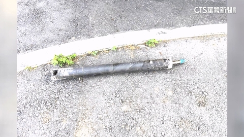 【台語新聞】國道對向飛來「傳動軸」狠砸　駕駛嚇：人生跑馬燈