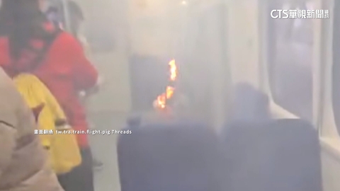【台語新聞】疑行動電源冒煙燒！台鐵區間車竄火苗　乘客驚逃