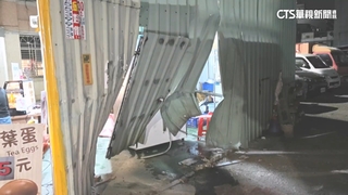 7旬駕駛開車撞進店家　鐵皮凹陷.店內東倒西歪