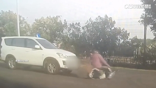 恐怖！　71歲駕駛疑反應不及　撞倒機車「再將騎士前推」