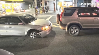 輪胎咧？轎車胎皮掉國道繼續開！　進市區再釀二次事故