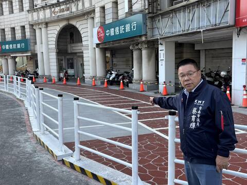 爭取人行道劃停車格　Cheap批「路權悲劇」  藍議員：網紅不一定了解法規