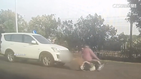 【台語新聞】恐怖！　71歲駕駛疑反應不及　撞倒機車「再將騎士前推」