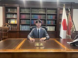 坐高市早苗辦公桌挨轟　陳宥丞反嗆「井底之蛙」：常態接待流程之一