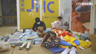 宏福苑災民火場旁商場打地鋪　離家近關注火勢