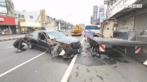 【台語新聞】轎車連撞3車！騎士閃不及追撞傷　駕駛徒步逃逸