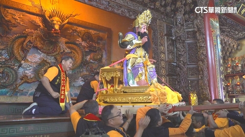 【台語新聞】宮廟出動棧板搬運！　信眾搶看「五尺一神像」安座