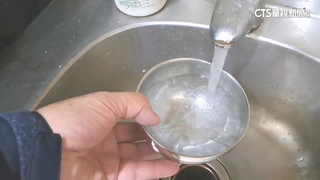 自來水「汽油味」！基隆河浮油污　環保局：採驗追禍首