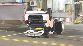 台中轎車疑酒駕衝撞路旁汽機車　翻覆路中四輪朝天
