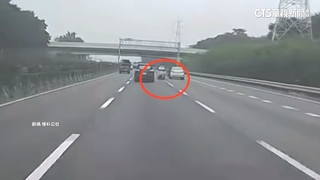 國道驚魂！　「前車掉出1個人」後車險輾　警追查車主
