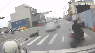 紅燈減速...突暴衝撞飛2騎士！　駕駛稱身體不適釀禍