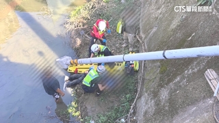 女開車偏移撞斷燈桿　倒楣夫妻遭撞跌落溝渠