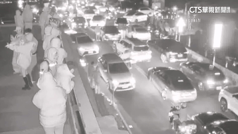 民眾衝武嶺塞爆！警車卡車陣狂鳴笛　2小時開45罰單