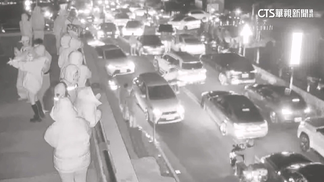 民眾衝武嶺塞爆！警車卡車陣狂鳴笛　2小時開45罰單 | 華視新聞