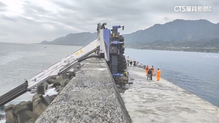 台東成功漁港意外！吊車傾斜翻覆　2工人1死1傷