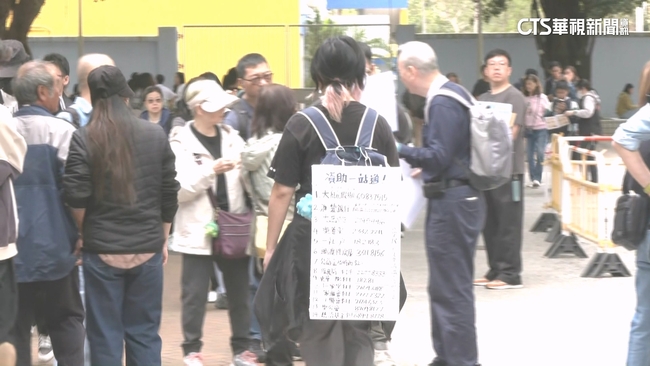 災區送暖！　義工化身資訊站背紙板災區供協助 | 華視新聞