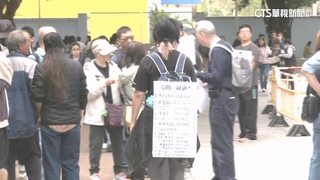 災區送暖！　義工化身資訊站背紙板災區供協助