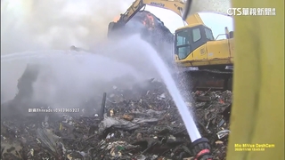 台南烏樹林大火延燒逾10天　消防陷泥沼救災畫面曝