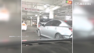 美式賣場停車場見「暴衝撞車又撞柱」　駕駛疑毒駕
