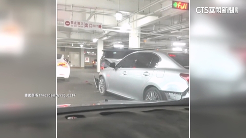 【台語新聞】美式賣場停車場見「暴衝撞車又撞柱」　駕駛疑毒駕