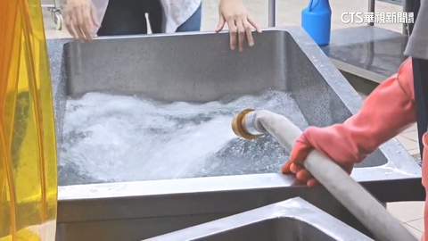 【台語新聞】感測器故障害的？　基隆水仍有油味　水車急支援學校