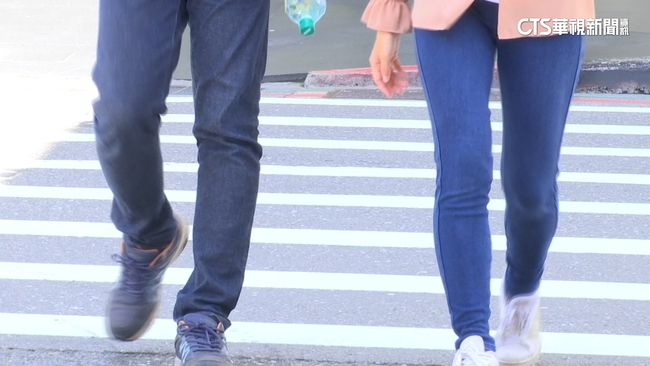 牛仔褲穿一次就要洗？洗衣店三代點頭「皮脂、汗水都是細菌」　揭2清潔撇步 | 華視新聞