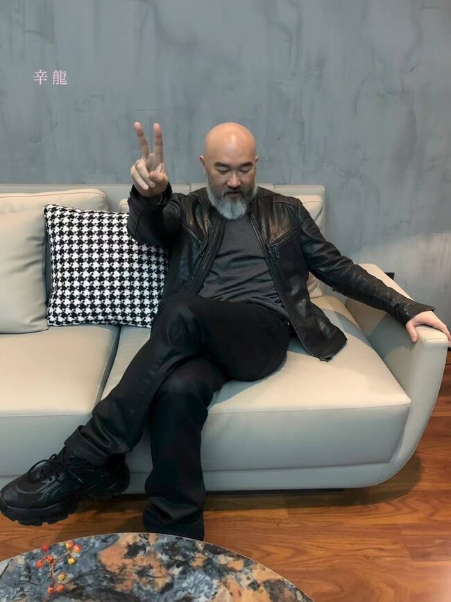 喪妻5年宣告重返舞台！　辛龍比YA喊：好久不見 | 華視新聞