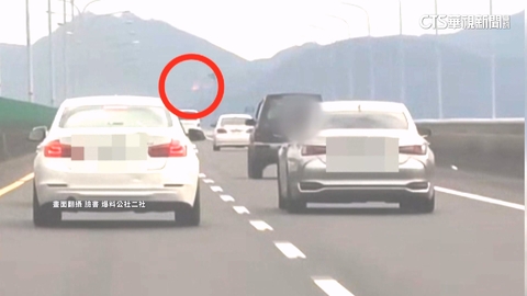 【台語新聞】國5上演瑪利歐賽車真實版！　2車開窗疑互砸水球