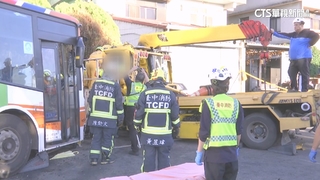 公車暴衝「飛分隔島撞拖吊車」　2司機1乘客傷