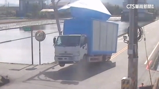 貨車卸貨門沒關！撞斷紅綠燈桿　電線散落滿地