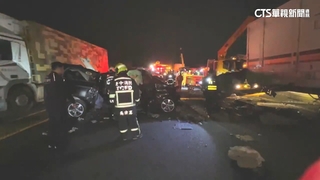 國道追撞1死10傷！遭物流車壓　轎車內3人奇蹟生還