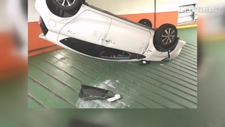 疑「車速過快」撞牆滾下坡！　翻覆180度堵停車場車道