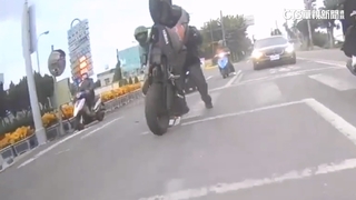 機車綠燈起步突「翹孤輪」　騎士連人帶車衝出