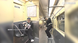 粉絲嚇傻！　GD紐約地鐵腳踩座椅　韓媒：布景車廂秀