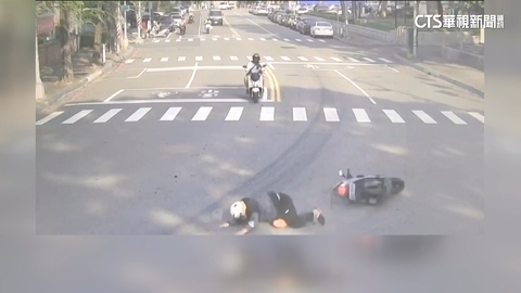 【台語新聞】驚險!貨車洩不明液體 4機車同路口打滑自摔