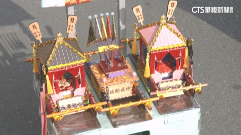 魅力無法擋!「粉紅超跑」到高雄 小神轎.結緣品吸睛