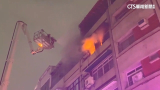 高雄透天民宅竄火舌　2人驚險逃出1人嗆傷送醫