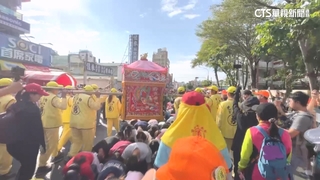 「粉紅超跑」南下高雄贊境　母攜癱兒淚求媽祖賜福