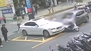 轎車離奇暴衝擦撞汽機車　駕駛救出時已無呼吸心跳